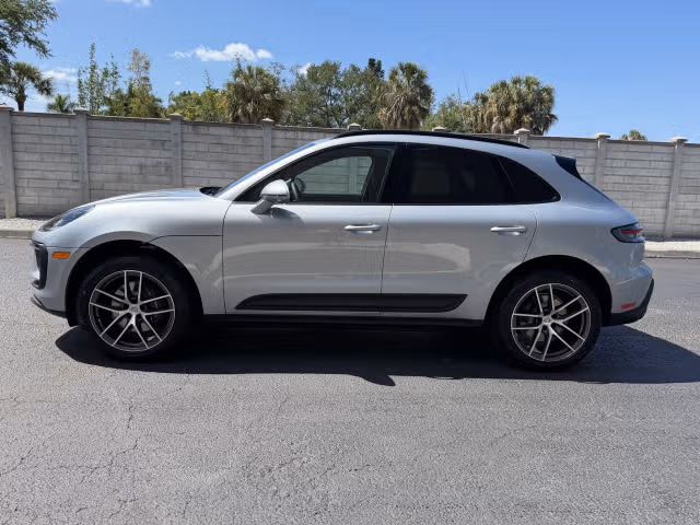 2026 Porsche Macan T - Photo 10