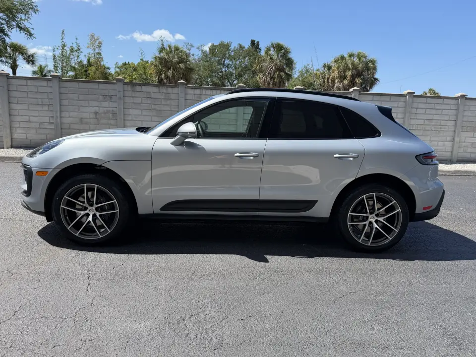 2026 Porsche Macan T - Photo 15
