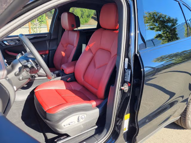 2025 Porsche Macan S - Photo 34