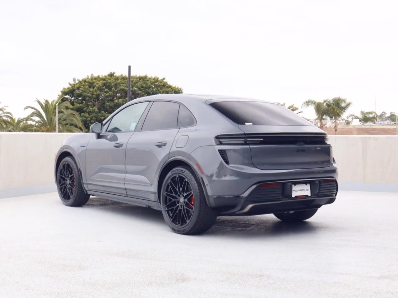 2026 Porsche Macan Turbo Electric - Photo 20