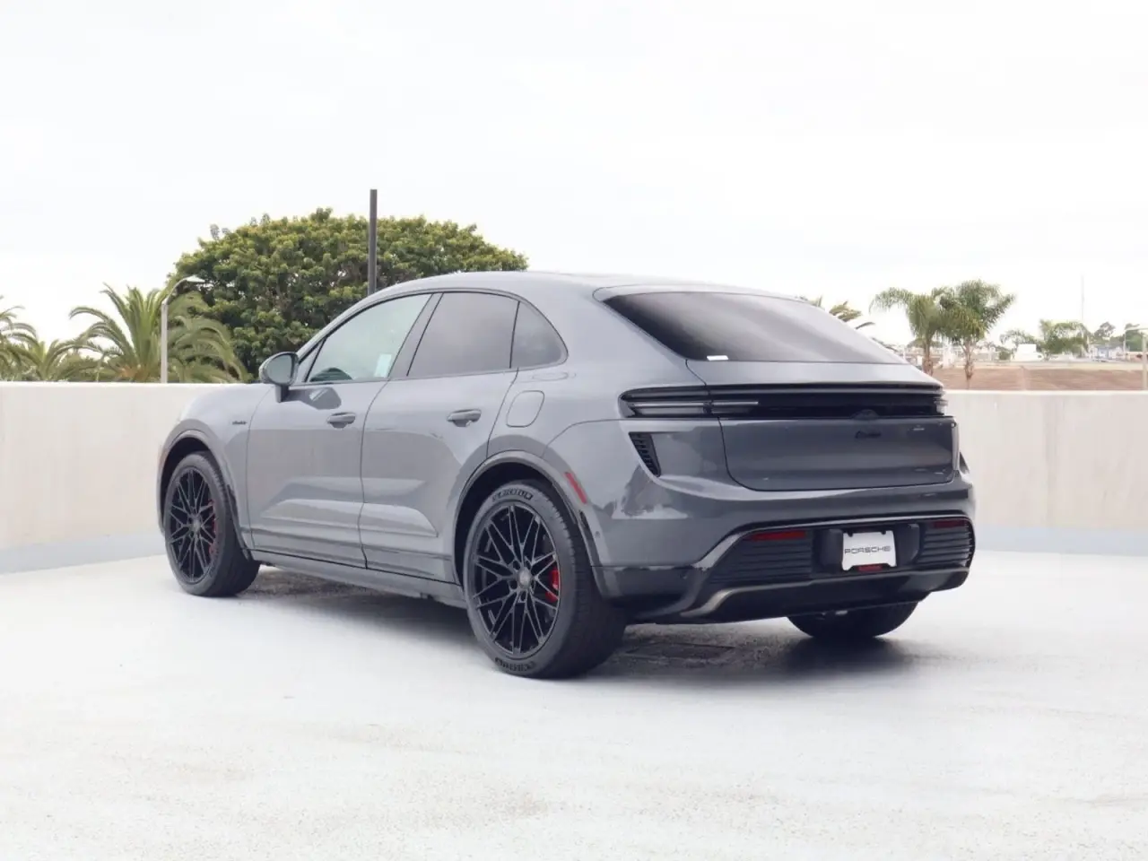 2026 Porsche Macan Turbo Electric - Photo 24