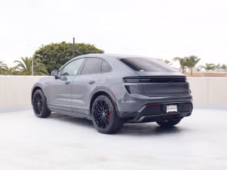 2026 Porsche Macan Turbo Electric - Photo 17