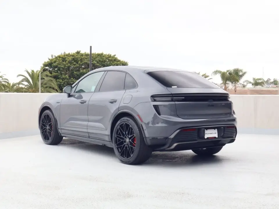 2026 Porsche Macan Turbo Electric - Photo 23
