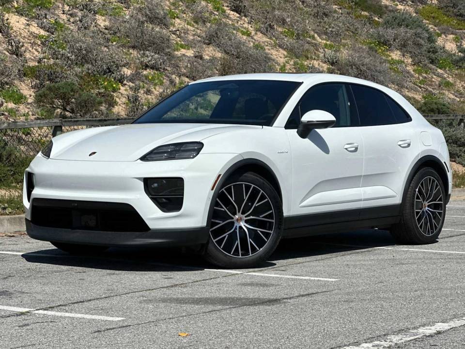 2025 Porsche Macan Base