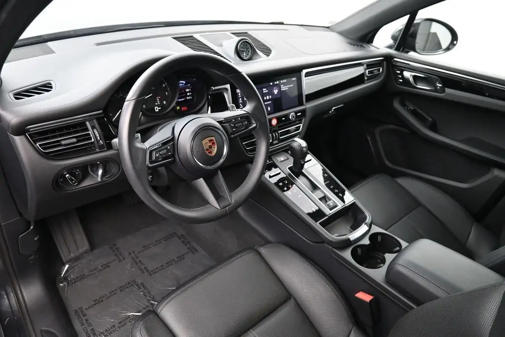 2025 Porsche Macan T - Photo 32