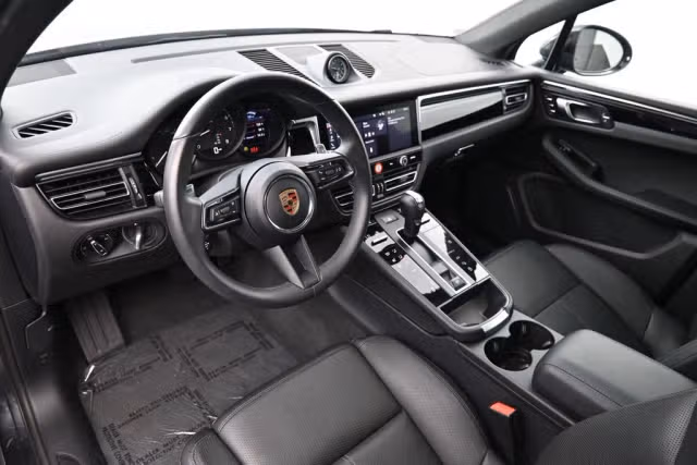 2025 Porsche Macan T - Photo 26