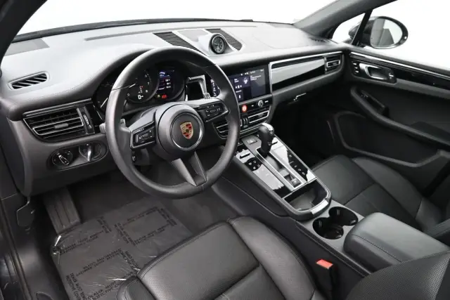 2025 Porsche Macan T - Photo 30