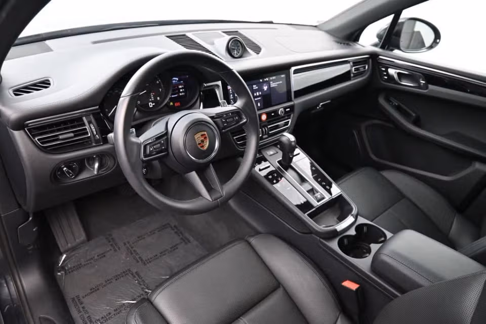 2025 Porsche Macan T - Photo 27