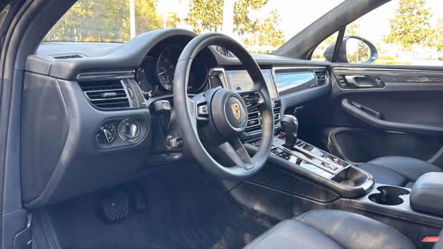 2025 Porsche Macan - Photo 26