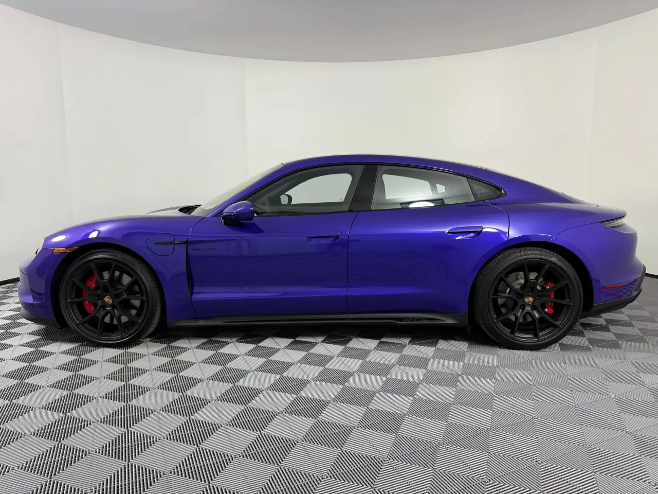 2026 Porsche Taycan GTS - Photo 16