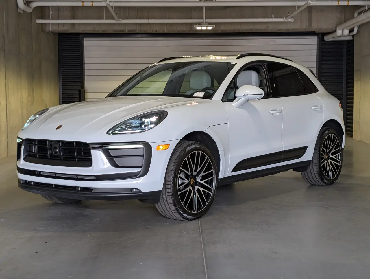 2026 Porsche Macan T - Photo 8