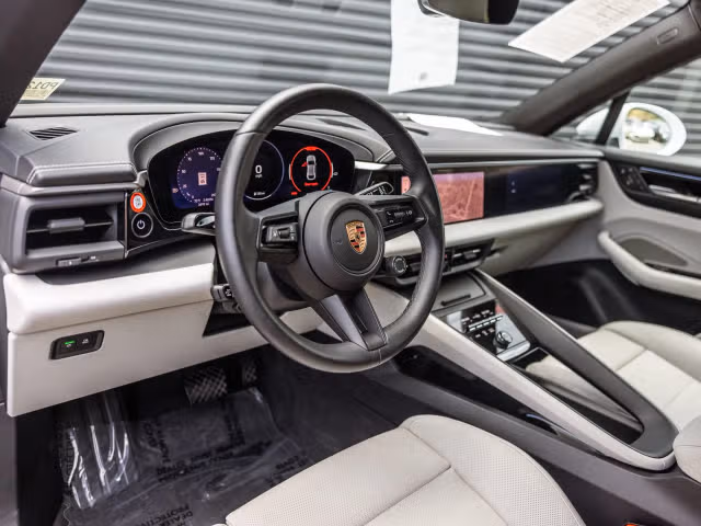 2025 Porsche Macan Base - Photo 26