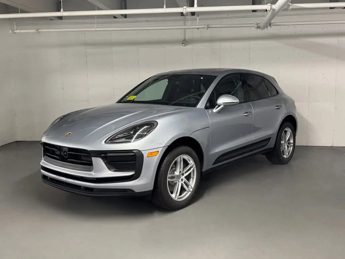 2026 Porsche Macan T - Photo 8