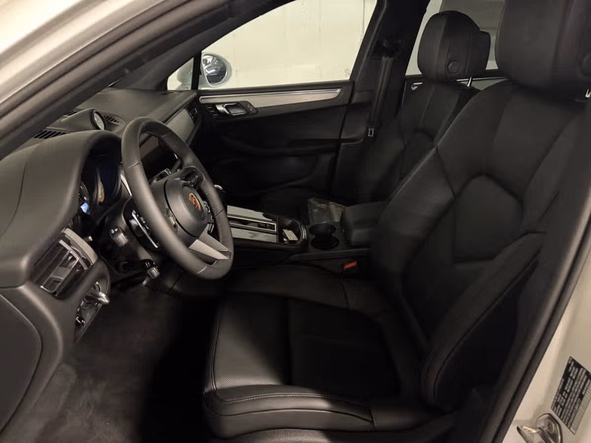 2026 Porsche Macan - Photo 36