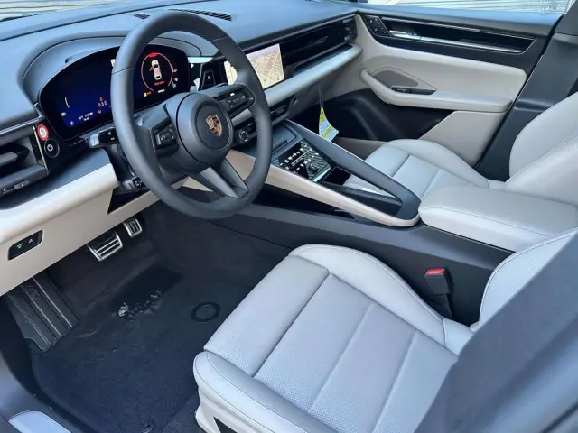 2025 Porsche Macan S - Photo 30