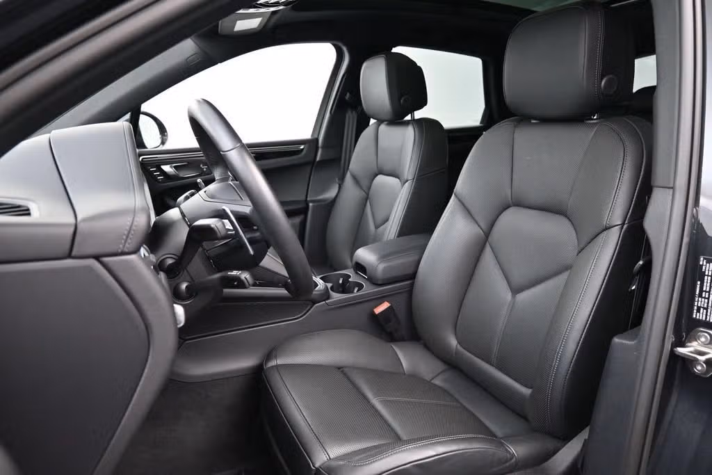 2025 Porsche Macan T - Photo 36