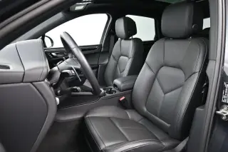 2025 Porsche Macan T - Photo 37