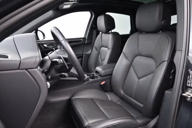 2025 Porsche Macan T - Photo 34