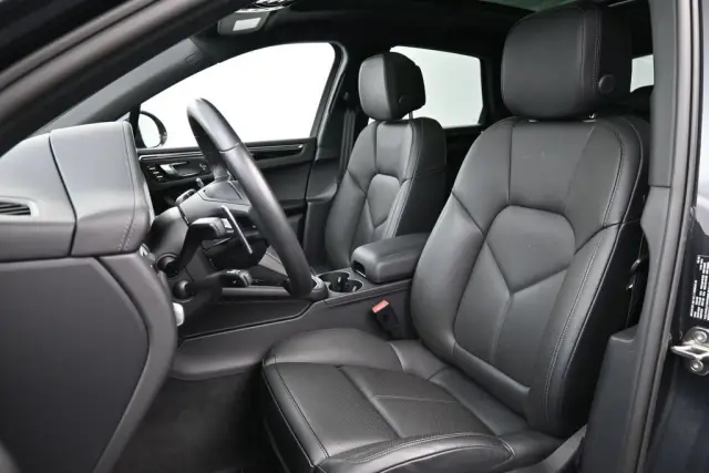 2025 Porsche Macan T - Photo 38