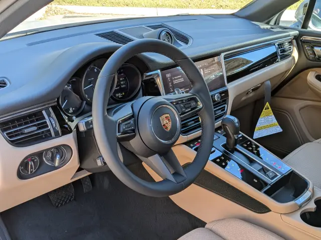 2026 Porsche Macan T - Photo 30