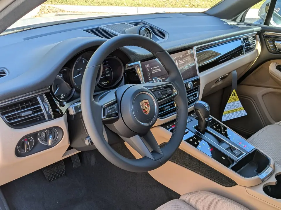 2026 Porsche Macan T - Photo 31