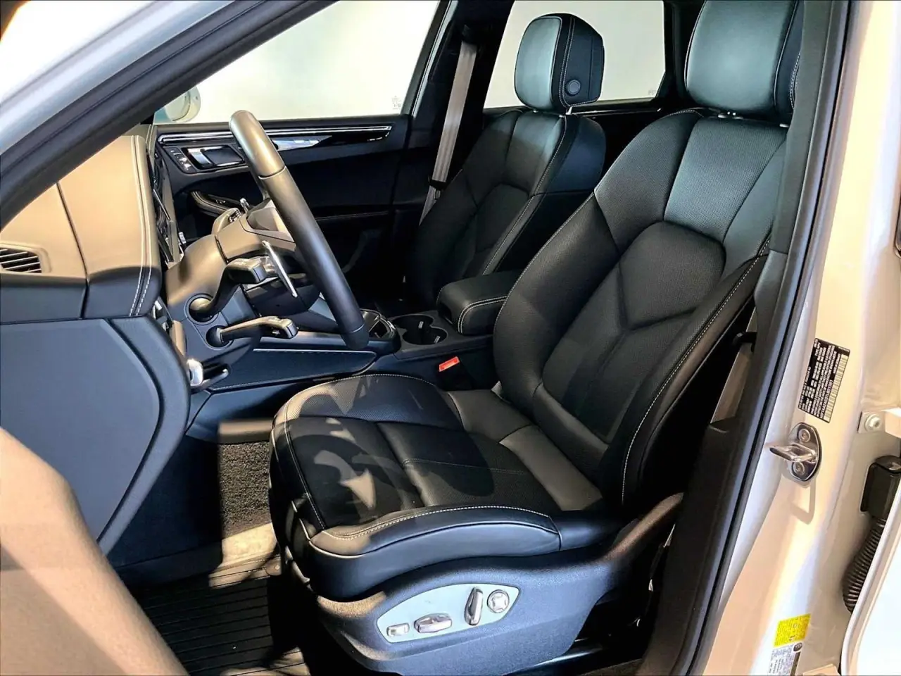 2026 Porsche Macan T - Photo 40