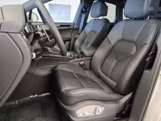 2025 Porsche Macan - Photo 33