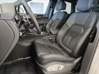 2025 Porsche Macan - Photo 37