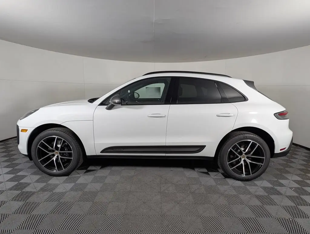 2026 Porsche Macan T - Photo 16
