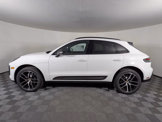 2026 Porsche Macan T - Photo 10