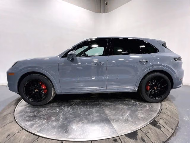 2026 Porsche Cayenne S - Photo 10