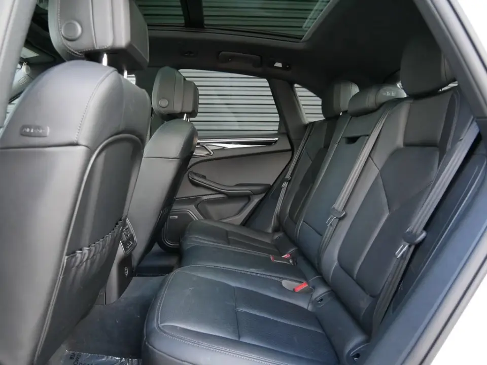2025 Porsche Macan T - Photo 39