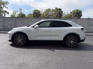 2026 Porsche Macan Turbo Electric - Photo 9