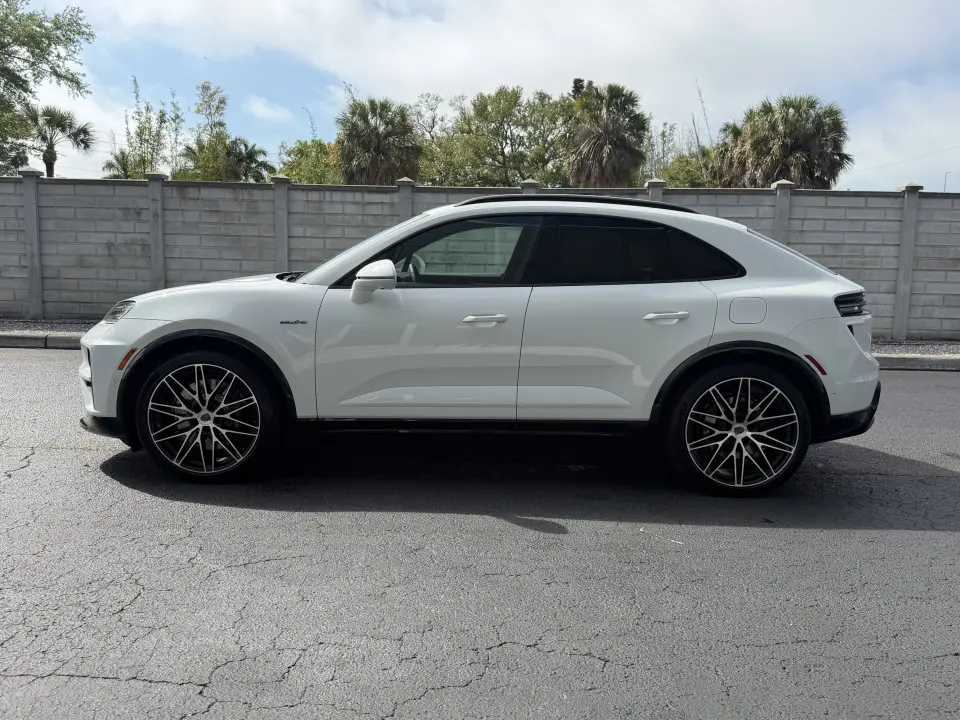 2026 Porsche Macan Turbo Electric - Photo 15