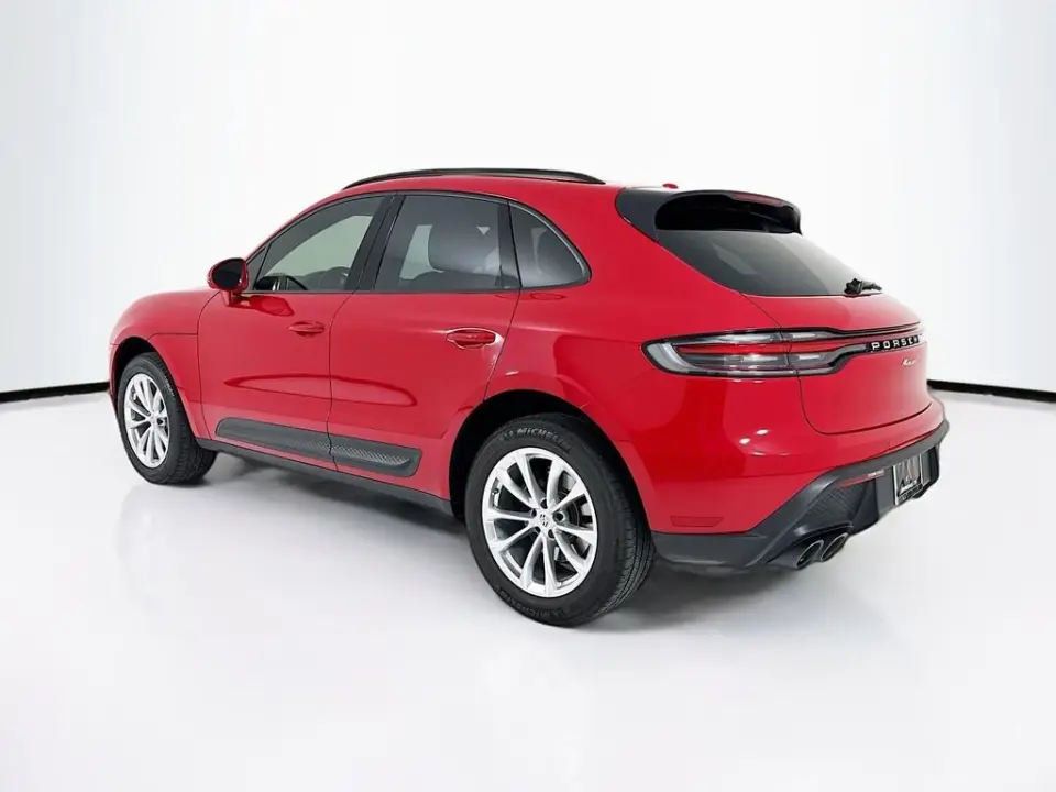 2025 Porsche Macan T - Photo 23