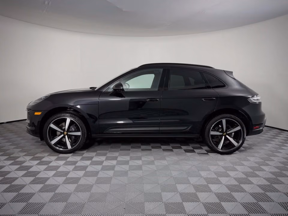 2026 Porsche Macan T - Photo 11