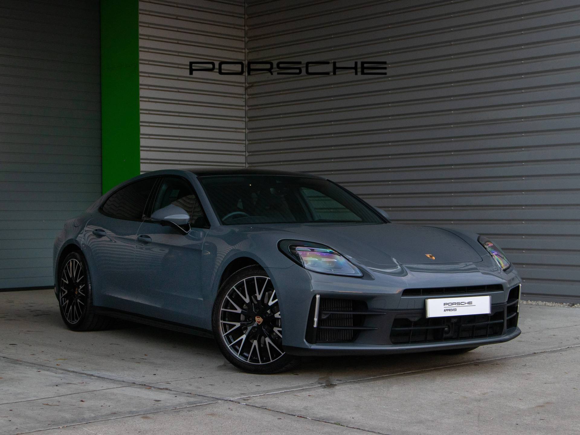Panamera, photo 1 of 63