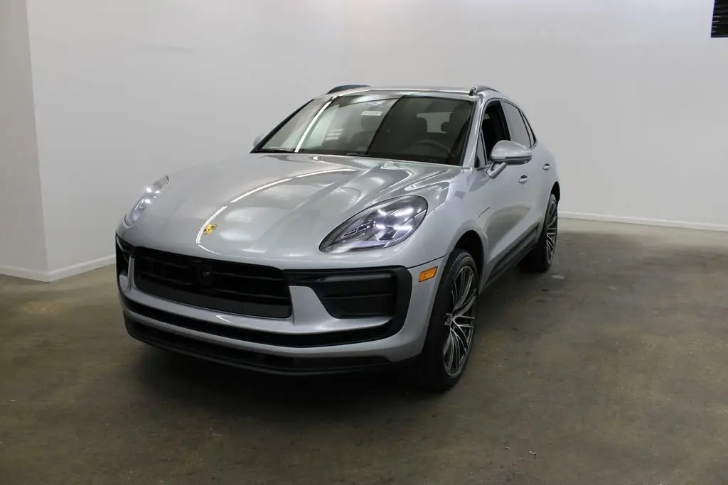 2026 Porsche Macan T - Photo 8