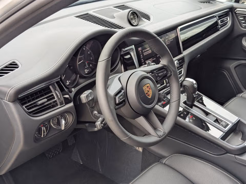 2026 Porsche Macan T - Photo 27