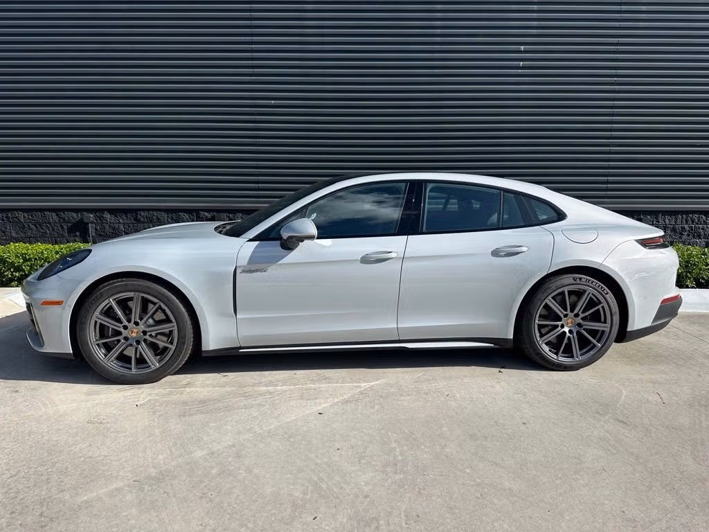 2025 Porsche Panamera 4 E-Hybrid - Photo 12