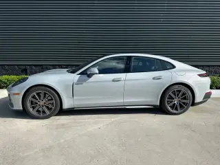 2025 Porsche Panamera 4 E-Hybrid - Photo 13