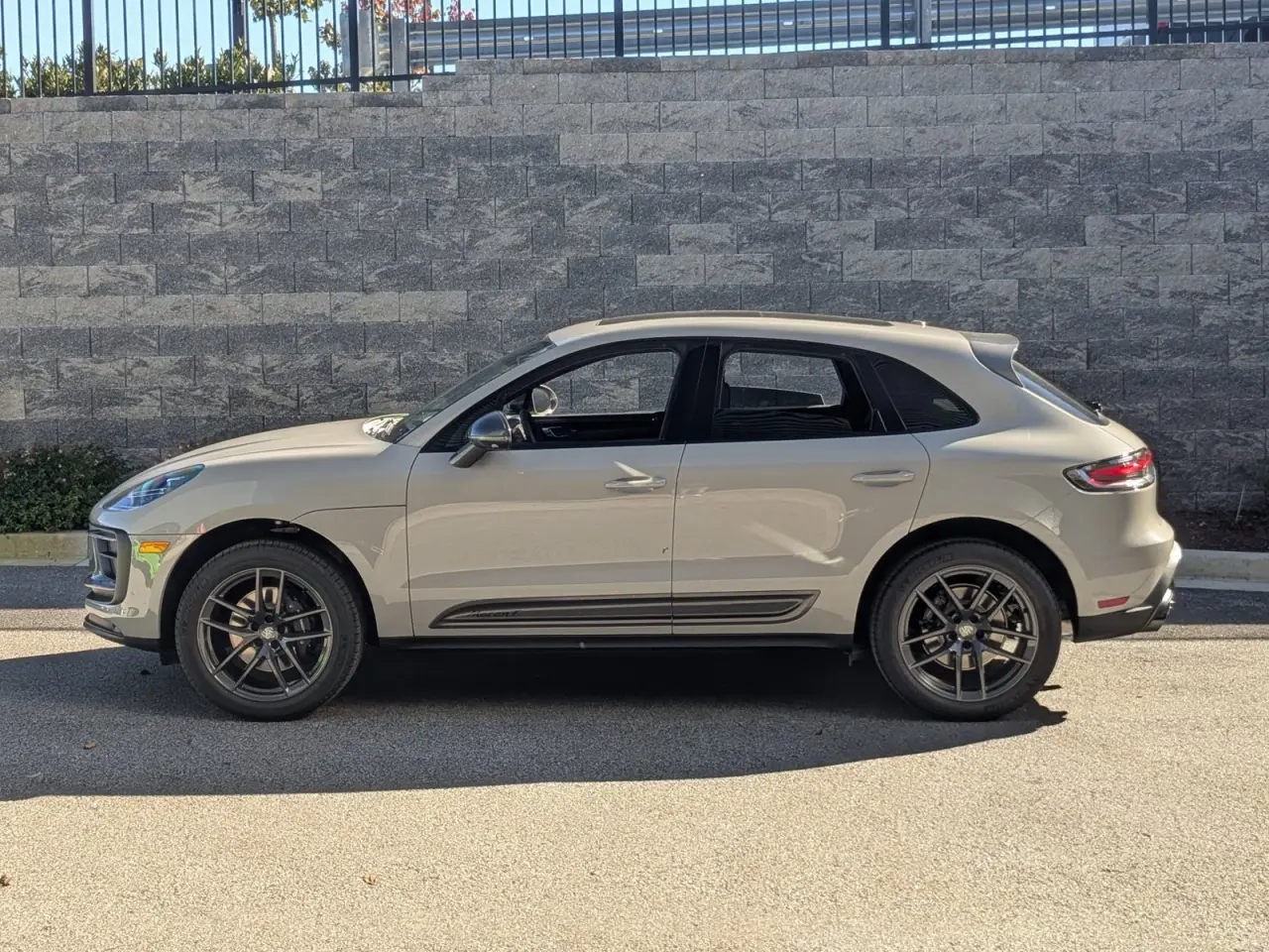 2026 Porsche Macan T - Photo 16