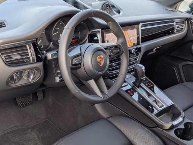 2026 Porsche Macan - Photo 26