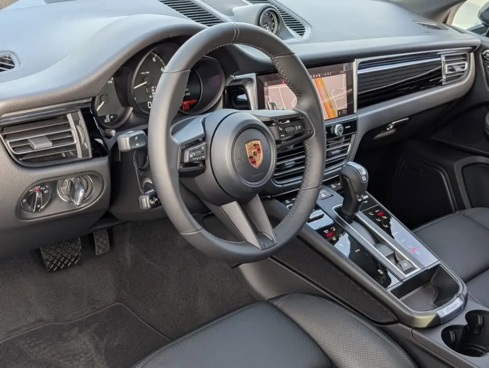 2026 Porsche Macan - Photo 31