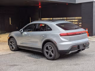 2025 Porsche Macan Base - Photo 17